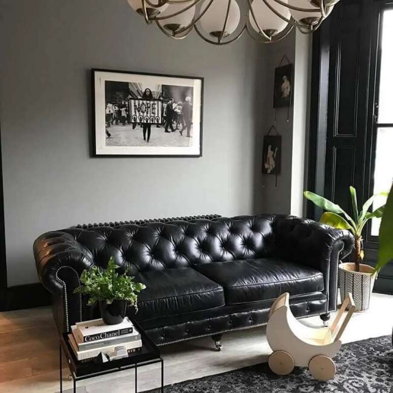 16. Decora&ccedil;&atilde;o de sala cinza com sof&aacute; capiton&ecirc; preto. Fonte: Apartment Therapy