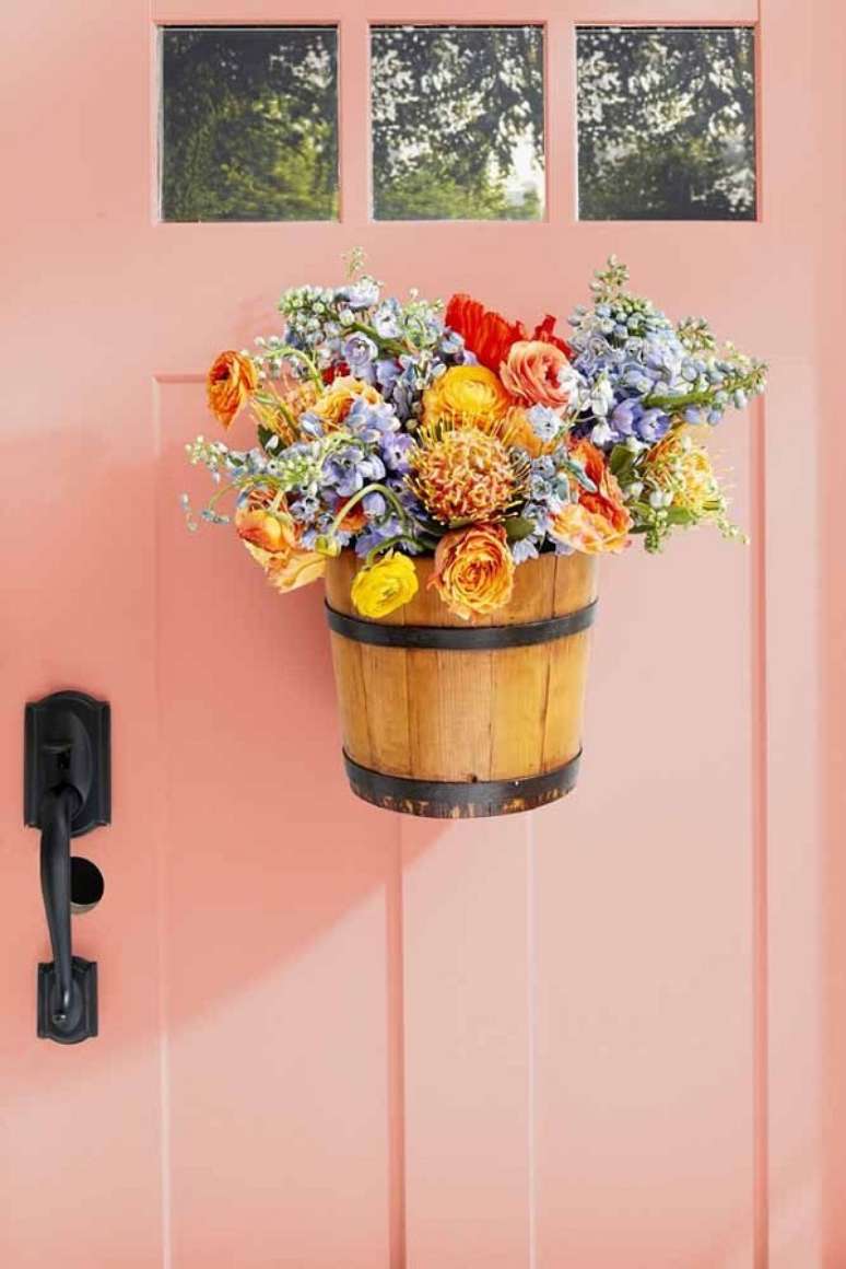 55. Vaso com flores coloridas na decora&ccedil;&atilde;o da porta de casa &ndash; Foto Decor Facil