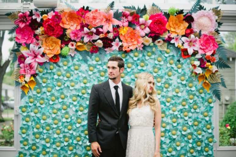 45. Painel de flores coloridas de papel para festa de casamento na praia &ndash; Foto Sarah Mckenzie Photography