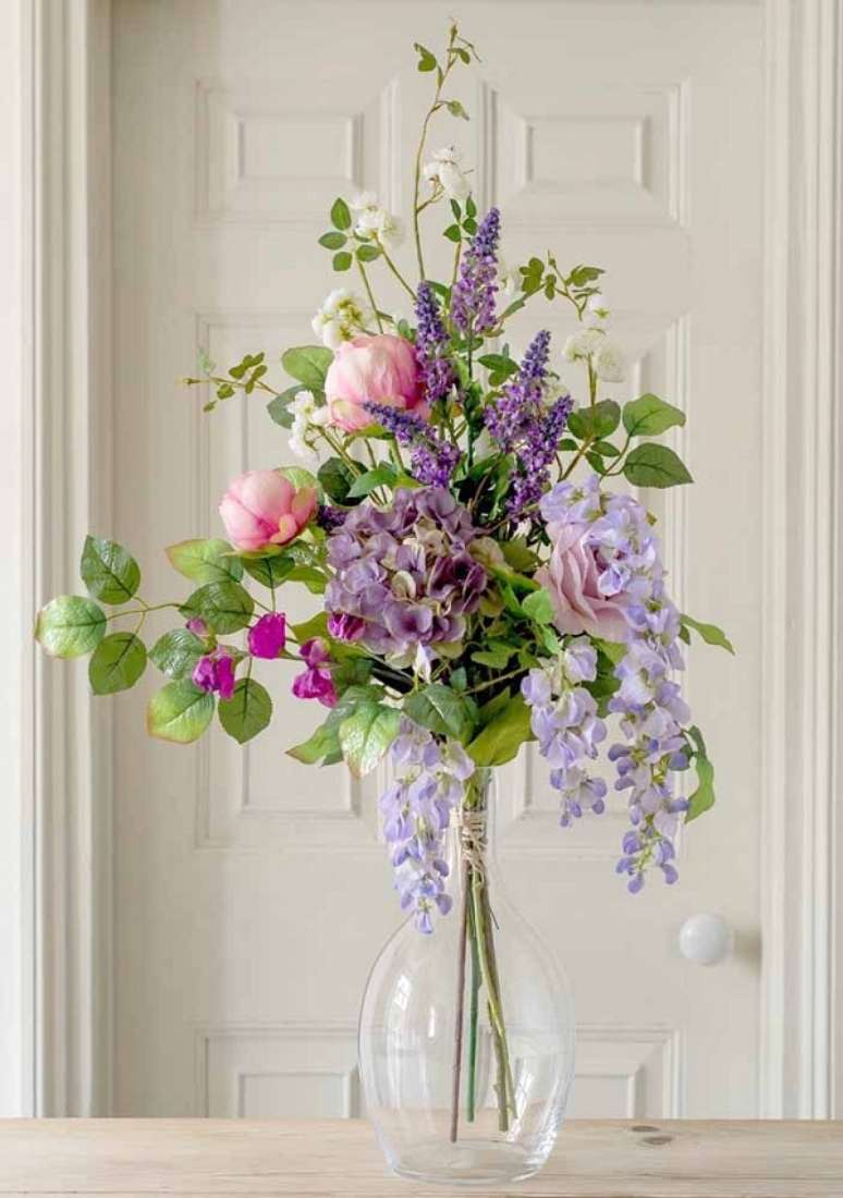 62. Vaso de vidro com flores coloridas em tons de lil&aacute;s &ndash; Foto Decor facil
