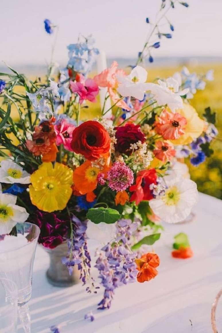 22. Flores coloridas como vaso para centro de mesa &ndash; Foto Modern Wedding