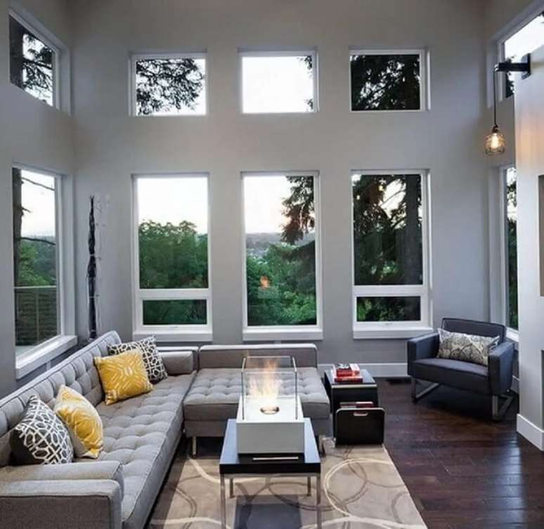 56. Sala espa&ccedil;osa com sof&aacute; de canto capiton&ecirc; cinza. Fonte: Decor F&aacute;cil