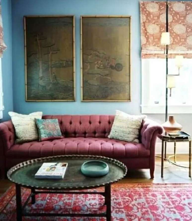 55. Sala de estar com sof&aacute; de capiton&ecirc; rosa. Fonte: Decor F&aacute;cil