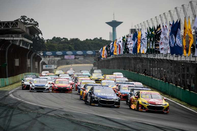 Gaules vai transmitir todas as corridas da Stock Car em seu canal na Twitch 