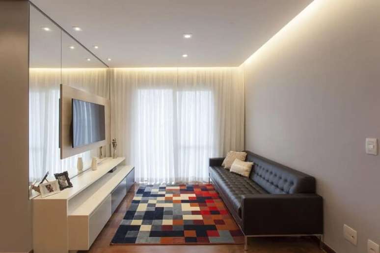 8. Modelo de sof&aacute; capiton&ecirc; com design discreto. Fonte: TT Interiores