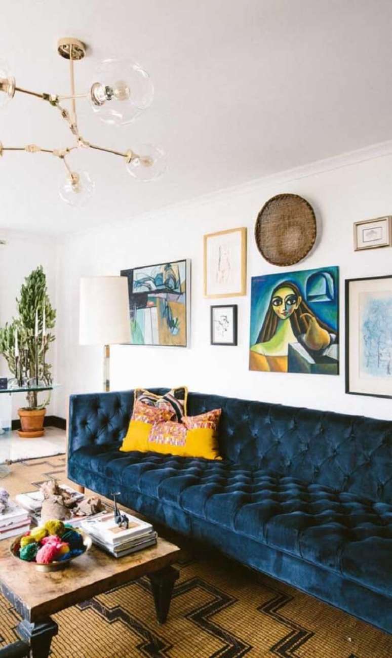 31. Modelo de sof&aacute; de capiton&ecirc; em veludo azul. Fonte: Decor F&aacute;cil