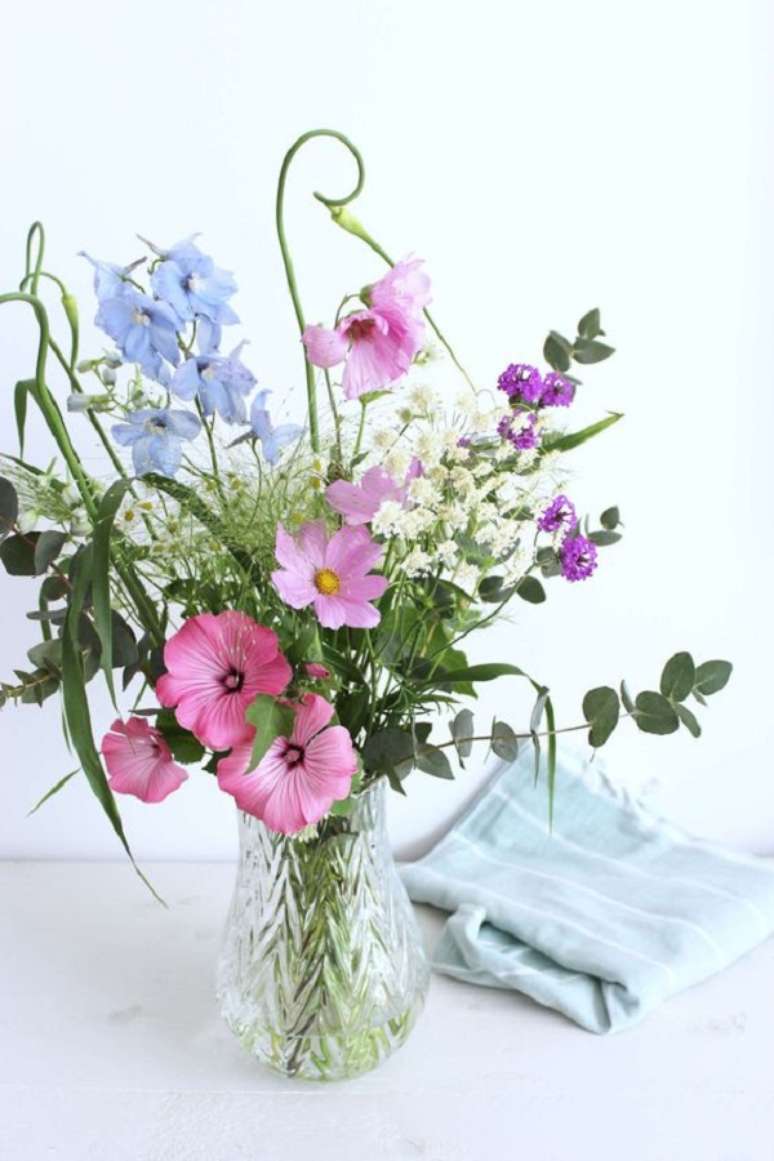 54. Vaso com flores coloridas em tons de rosa e lilas &ndash; Foto Stella Space