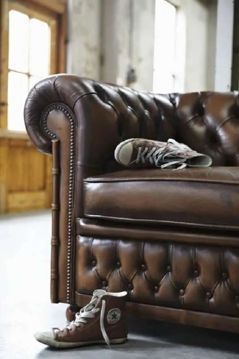 23. E dif&iacute;cil n&atilde;o se encantar com os detalhes do sof&aacute; capiton&ecirc; chesterfield. Fonte: Westwing