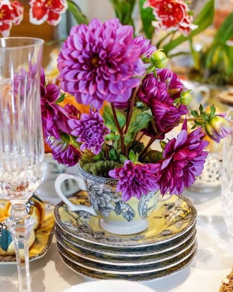 25. Flores coloridas do campo na decora&ccedil;&atilde;o de casa &ndash; Foto Vamos Receber