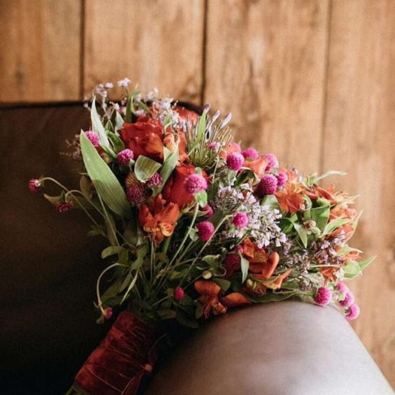 10. Buqu&ecirc; com flores coloridas do campo &ndash; Foto Almabo por Shirley Yanez