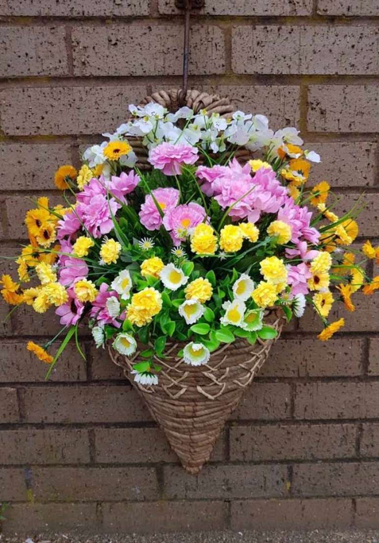 28. Flores coloridas no vaso de parede rustico &ndash; Foto Decor facil