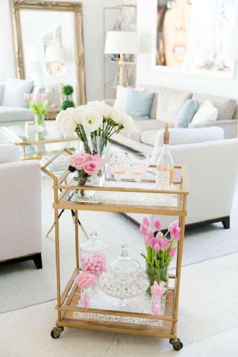 7. Aparador bar dourado com vaso de flores coloridas &ndash; Foto Fashionble Hostess
