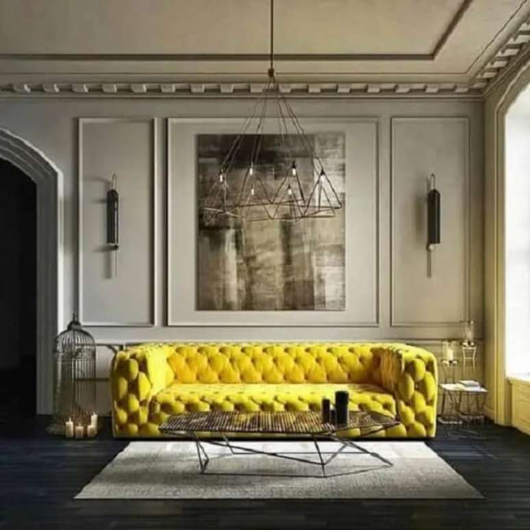 50. Sala com tapete cinza e sof&aacute; capitoneado amarelo. Fonte: Office Home Design