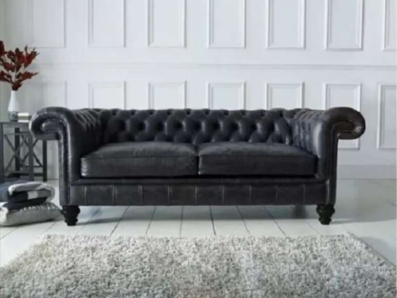 27. Modelo de sof&aacute; capiton&ecirc; preto cl&aacute;ssico. Fonte: Home Furniture