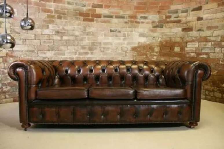 48. Para uma decora&ccedil;&atilde;o cl&aacute;ssica o sof&aacute; capiton&ecirc; couro e perfeito. Fonte: Moveis de Madeira