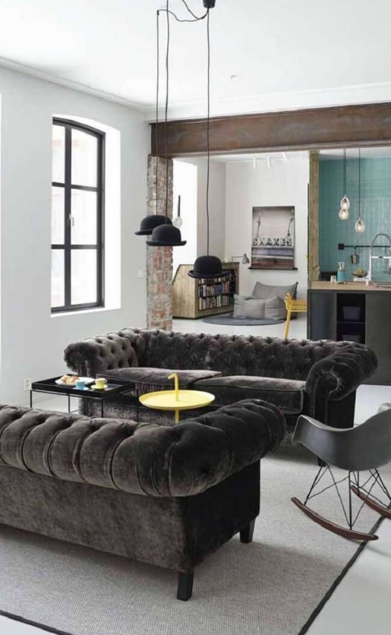 22. Dependendo do tamanho do ambiente &eacute; poss&iacute;vel incluir dois modelos de sof&aacute; capiton&ecirc; chesterfield. Fonte: Homease