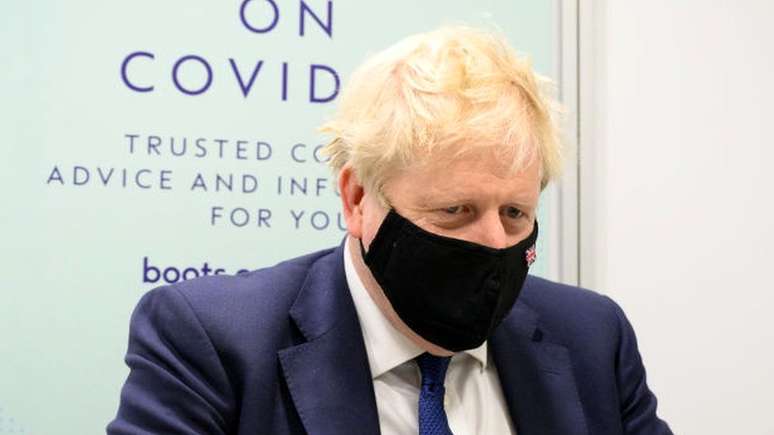 No Reino Unido, o primeiro-ministro Boris Johnson defende que as restrições legais para conter a covid sejam substituídas por conselhos e orientações