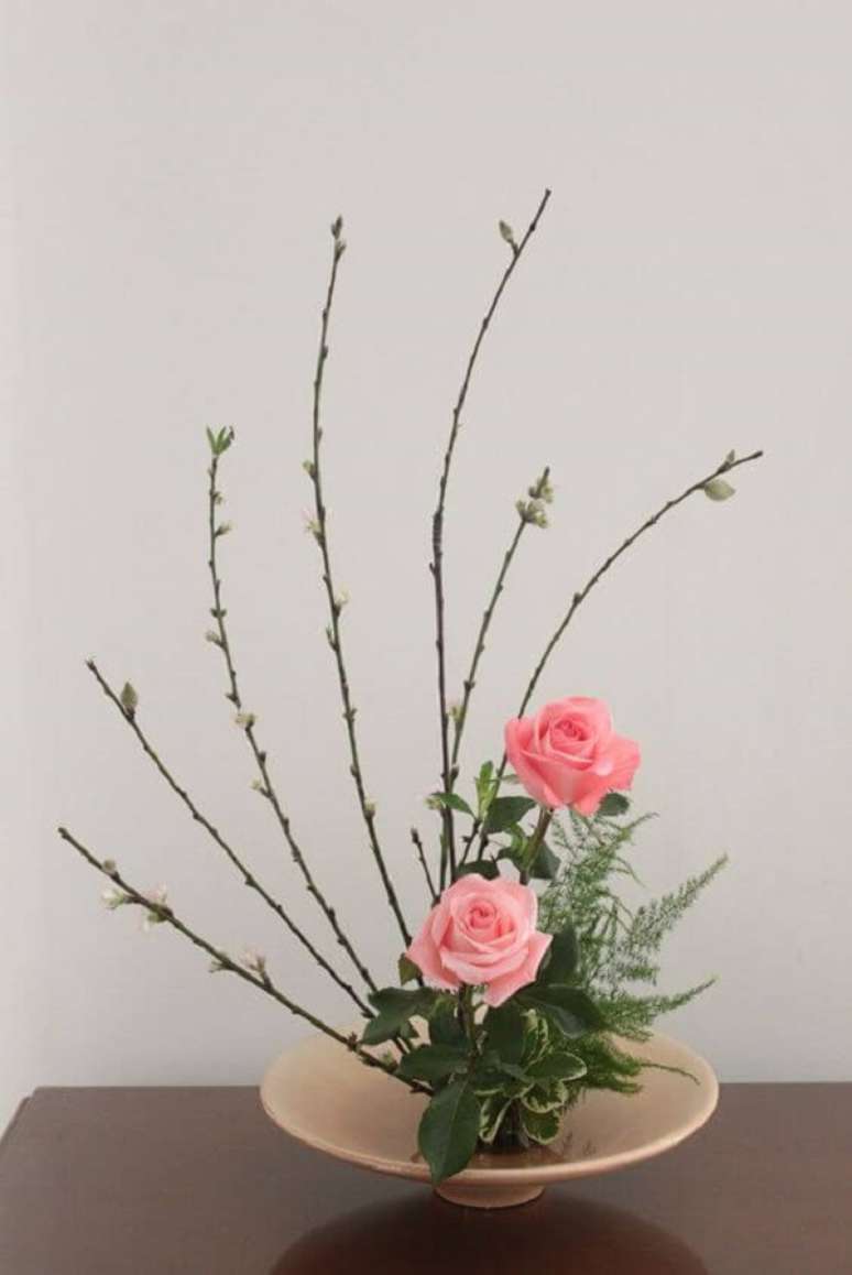 36. Ikebana com flores rosa e detalhes delicados &ndash; Foto Flickr