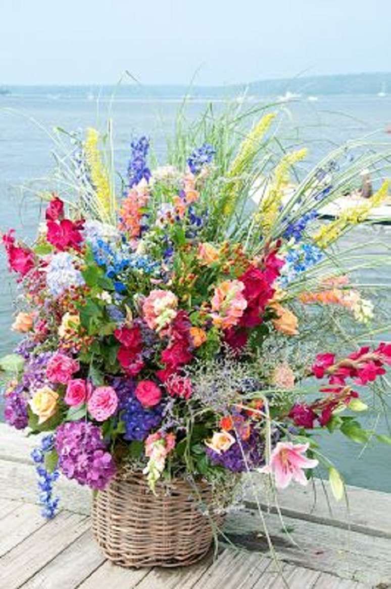 14. Cesto com flores coloridas para jardim &ndash; Foto Sayles Livingston Design