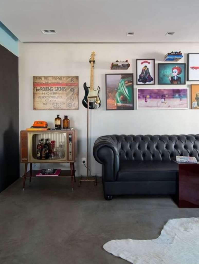 40. O sof&aacute; capiton&ecirc; favorece a atmosfera retr&ocirc;. Fonte: Nildo Jose