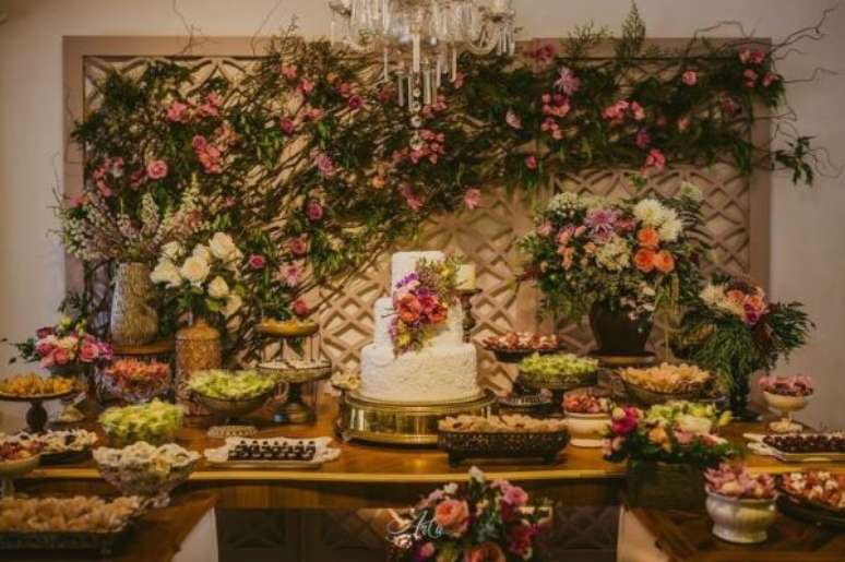 42. Mesa de bolo com painel de flores coloridas &ndash; Foto D Pontes Floral Art