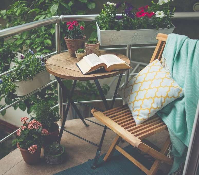 Com uma mesinha, a varanda pode at&eacute; se tornar local de estudo ou leitura - Shutterstock