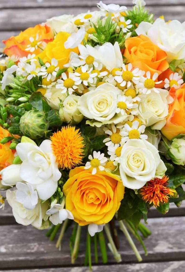 26. Flores coloridas em tons de amarelo e branco &ndash; Foto Decor Facil
