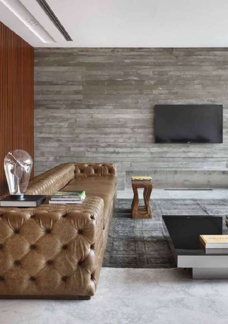 36. O sof&aacute; capiton&ecirc; couro marrom e pura eleg&acirc;ncia. Fonte: Decor F&aacute;cil
