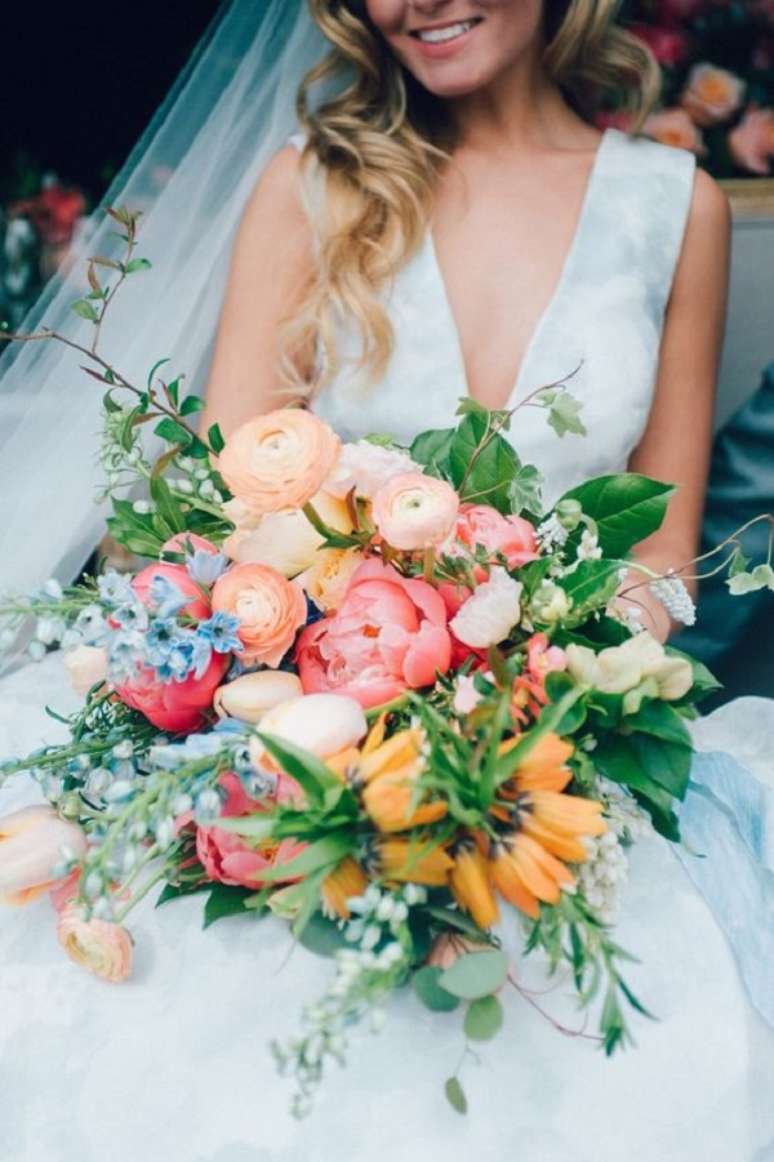13. Buqu&ecirc; de flores coloridas para noiva &ndash; Foto Martha Stewart Living