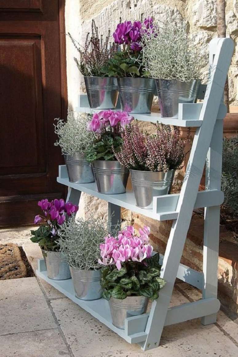 40. Jardim decorado com estante cavalete azul e vasos de flores coloridas &ndash; Foto Revista Clara