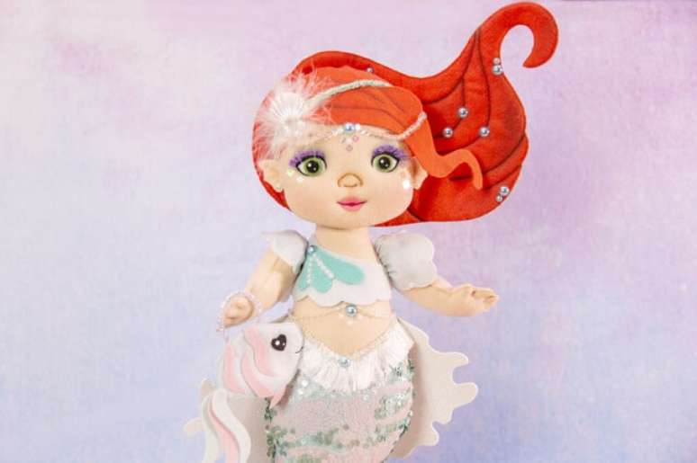 10. As sereias de feltro completam a decora&ccedil;&atilde;o de fundo do mar. Fonte: Escola de Feltro