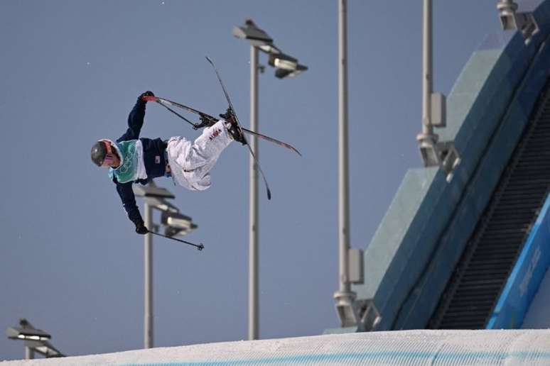 Colby Stevenson voa na pista do esqui (Foto: SEBASTIEN BOZON / AFP)