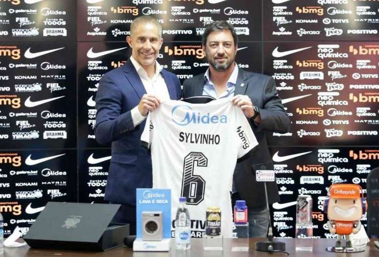 Duílio ao lado de Sylvinho durante a apresentação do treinador (Foto: Rodrigo Coca/Ag. Corinthians)