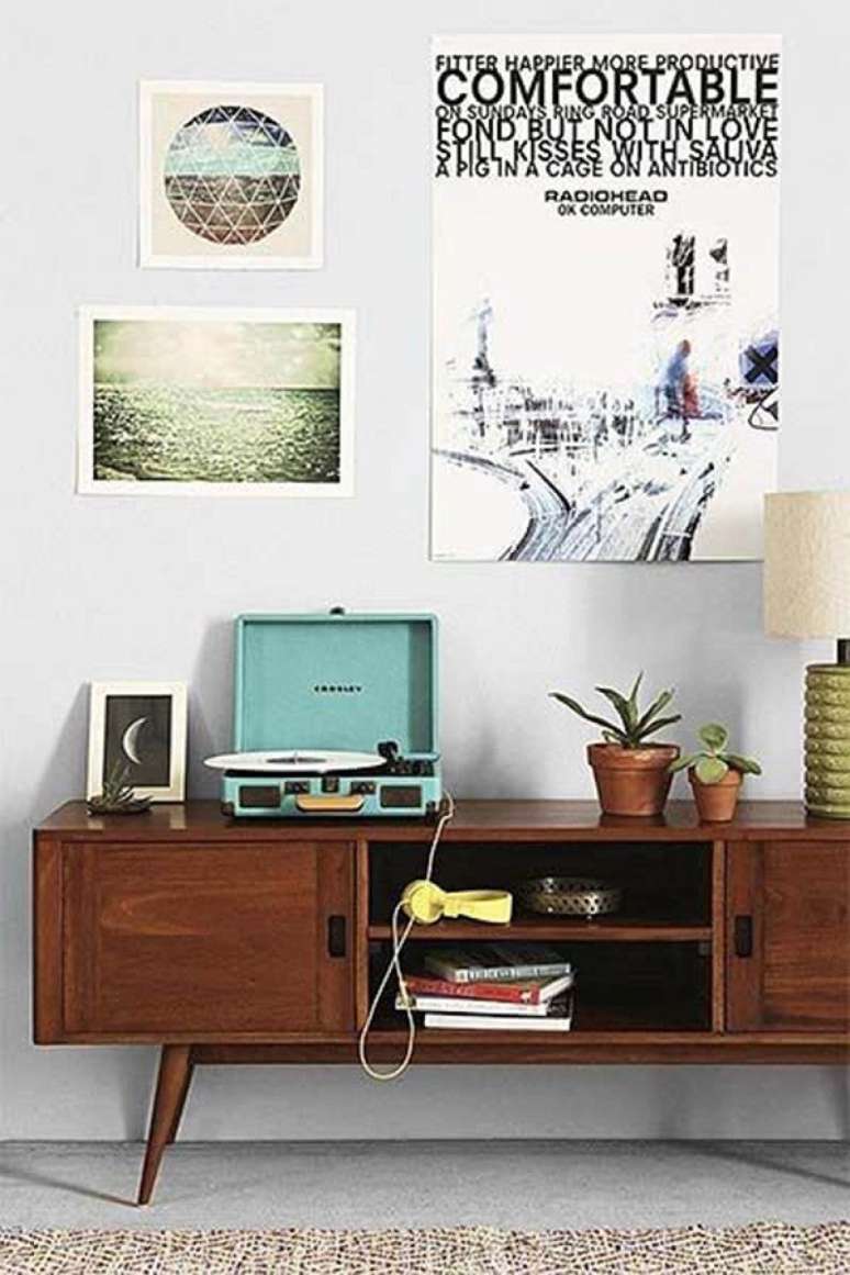 63. Rack minimalista retr&ocirc; com p&eacute;s de palito e decora&ccedil;&atilde;o vintage -Foto JustLia