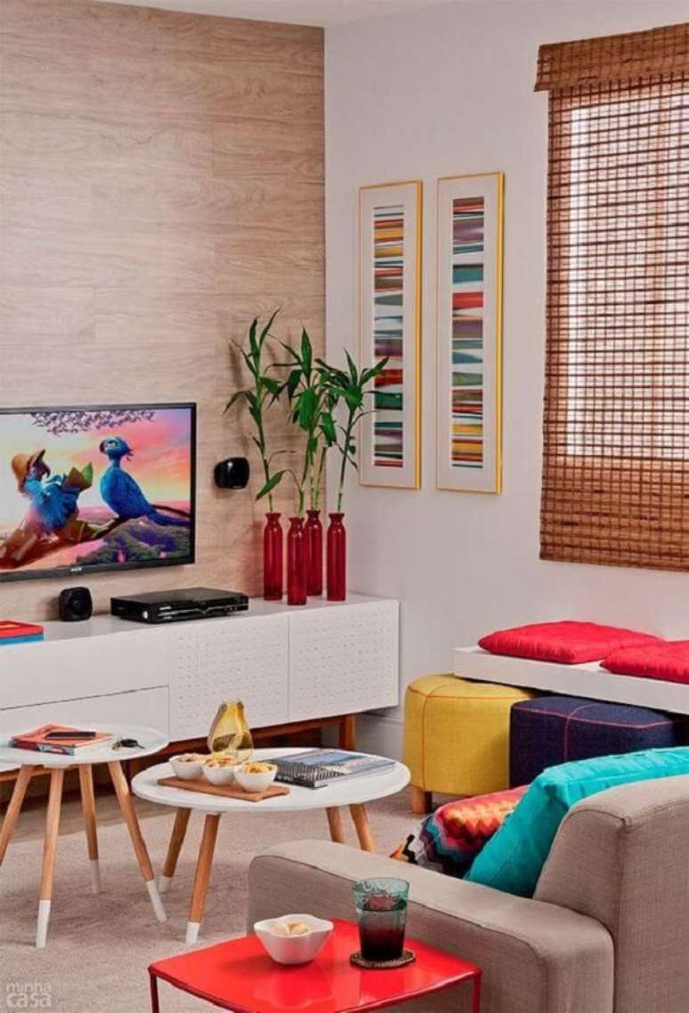 65. Sala colorida com rack minimalista branco &ndash; Foto Revista Vd
