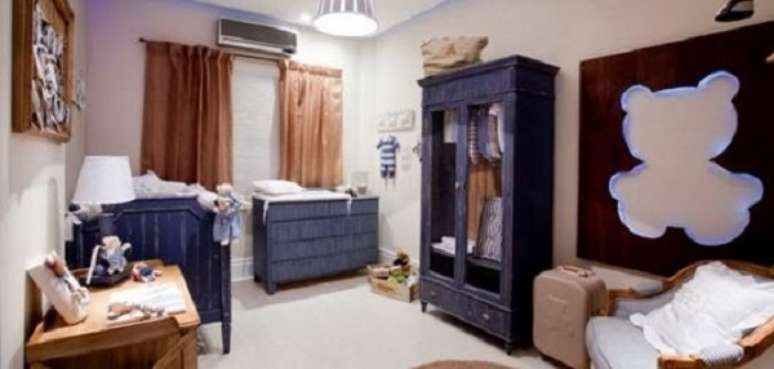 17. Guarda roupa proven&ccedil;al azul com vidro na porta &ndash; Foto Casa e Construcao