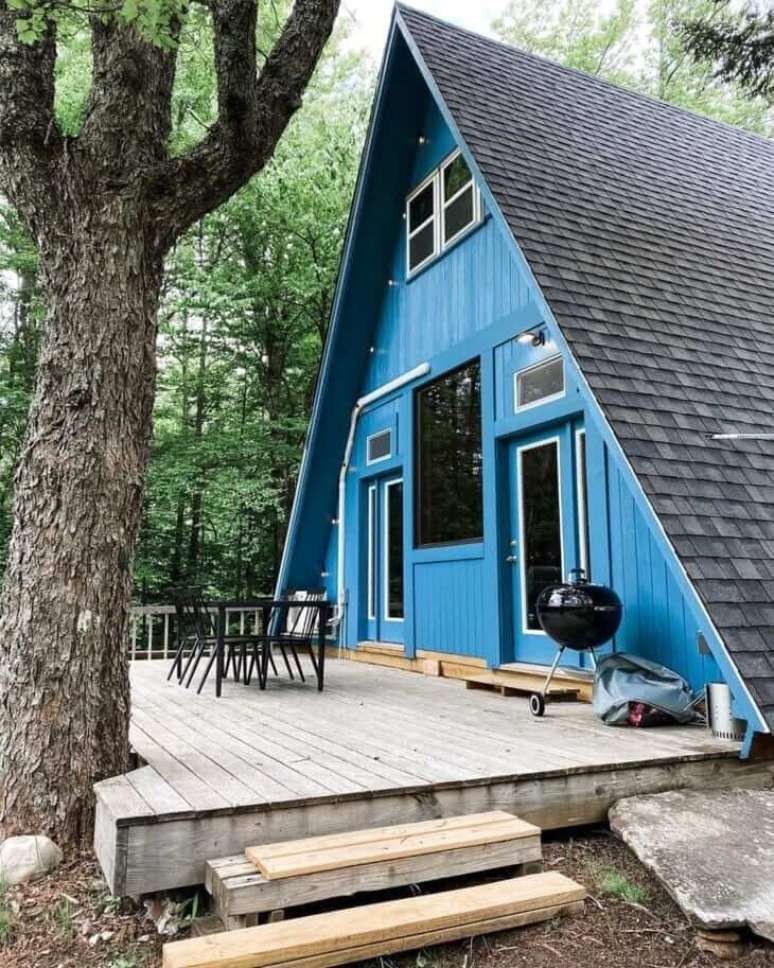 1. Cabanas de madeira com fachada azul. Fonte: The Alpine A-Frame