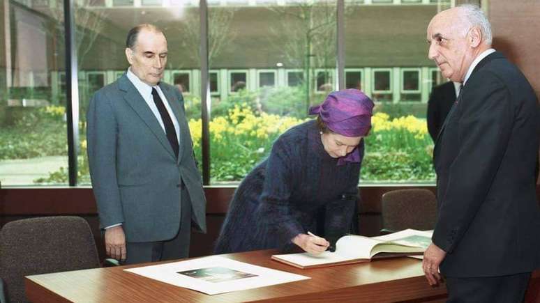 O presidente franc&ecirc;s Fran&ccedil;ois Mitterrand e a rainha Elizabeth 2&ordf; abriram formalmente o JET em 1984