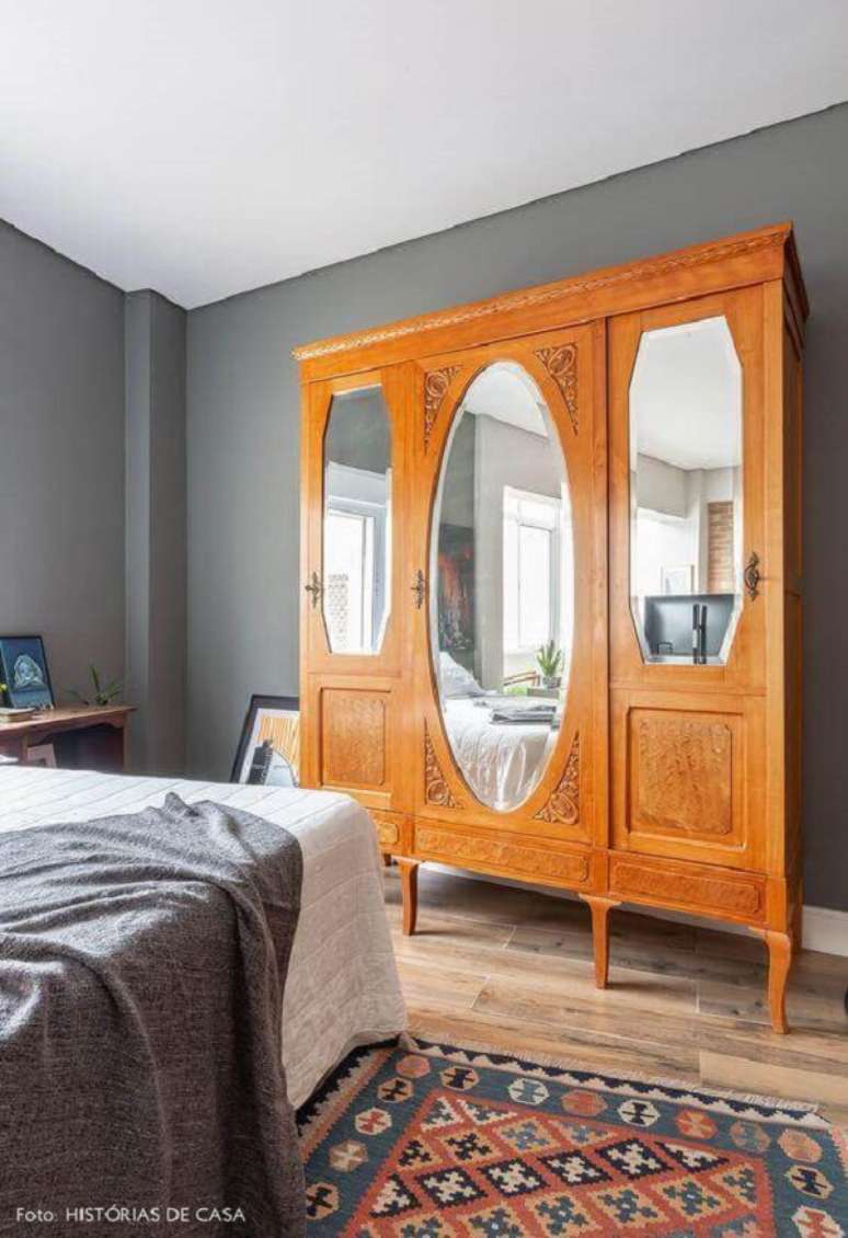 52. Guarda roupa rustico e antigo de espelho &ndash; Foto Historias de Casa
