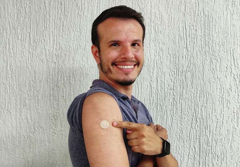 Foto em que jornalista comemora a dose de refor&ccedil;o contra a covid-19 recebeu in&uacute;meros coment&aacute;rios associando o imunizante ao problema de sa&uacute;de que ele teve