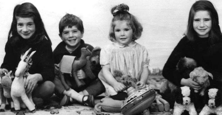 Tahta casou-se com Hilary e eles tiveram quatro filhos: Chloe, George, Sophy e Maia