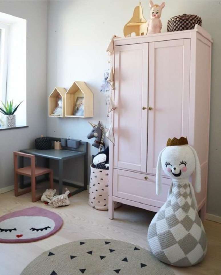 42. Guarda roupa proven&ccedil;al rosa claro &ndash; Foto Cote Maison