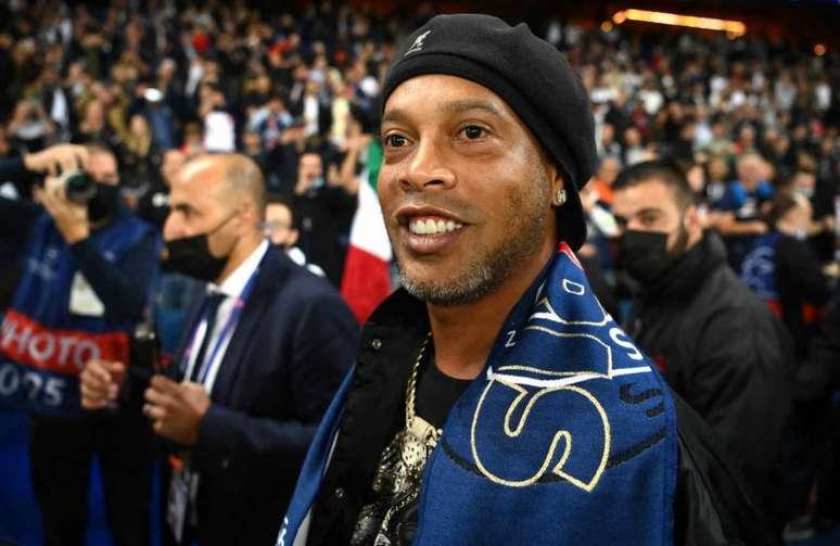 Ronaldinho estaria esperando as tramitações legais da documentação para se mudar (Foto: FRANCK FIFE/AFP)