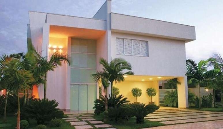 41- As casas com platibanda avançada criam espaços e protegem a construção. Fonte: ConstruindoDECOR