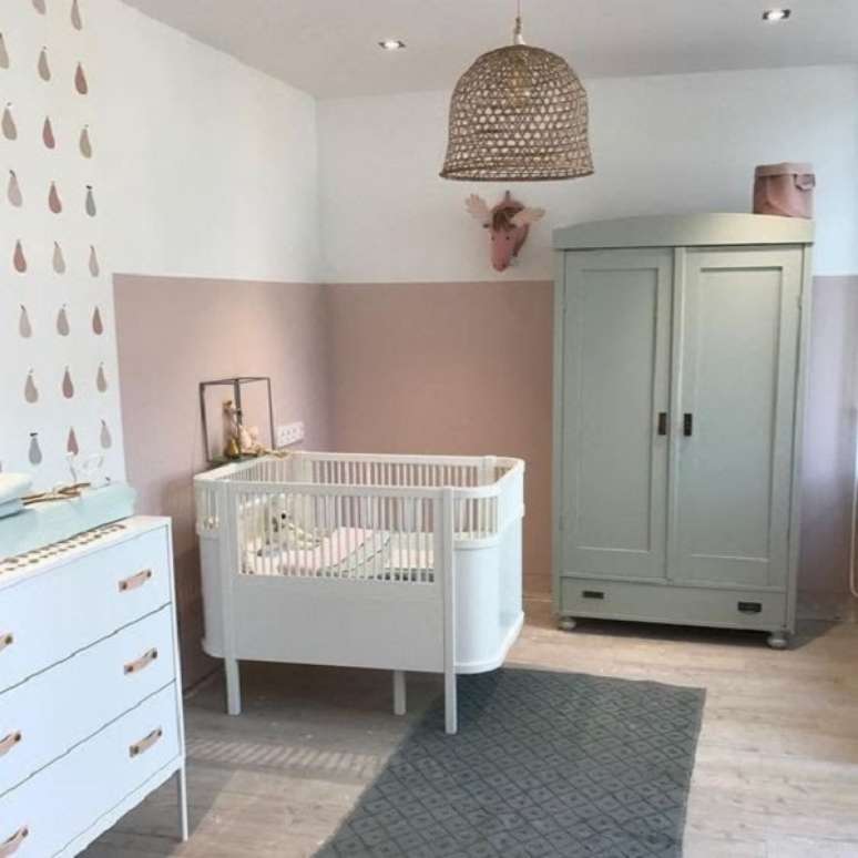 58. Quarto de beb&ecirc; com guarda roupa proven&ccedil;al branco &ndash; Foto Amore Maternidade