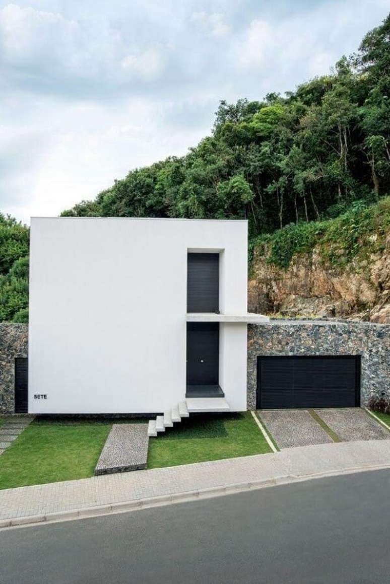 67- Fachada com design moderno e minimalista. Fonte: Jayme Bernardo