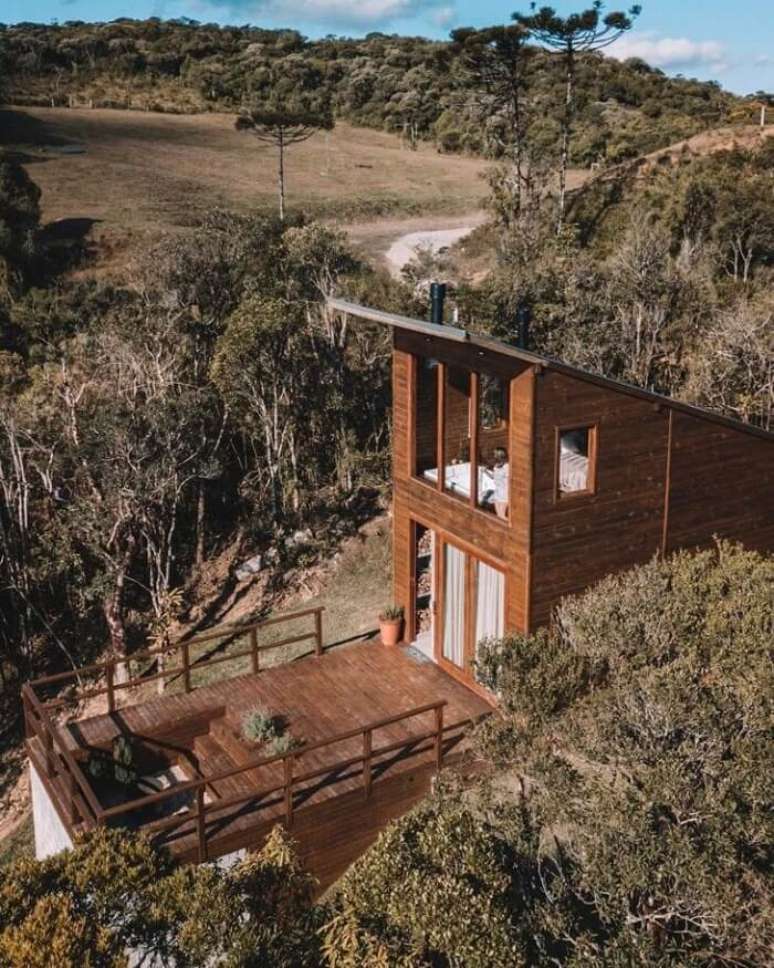 51. Os painéis solares ajudam na economia de energia elétrica dentro das cabanas de madeira. Fonte: Catarinas na Estrada