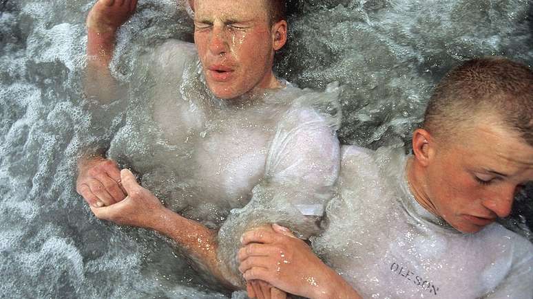 Um dos exercícios consiste em ficar na água gelada do mar da Califórnia, no inverno, por várias horas