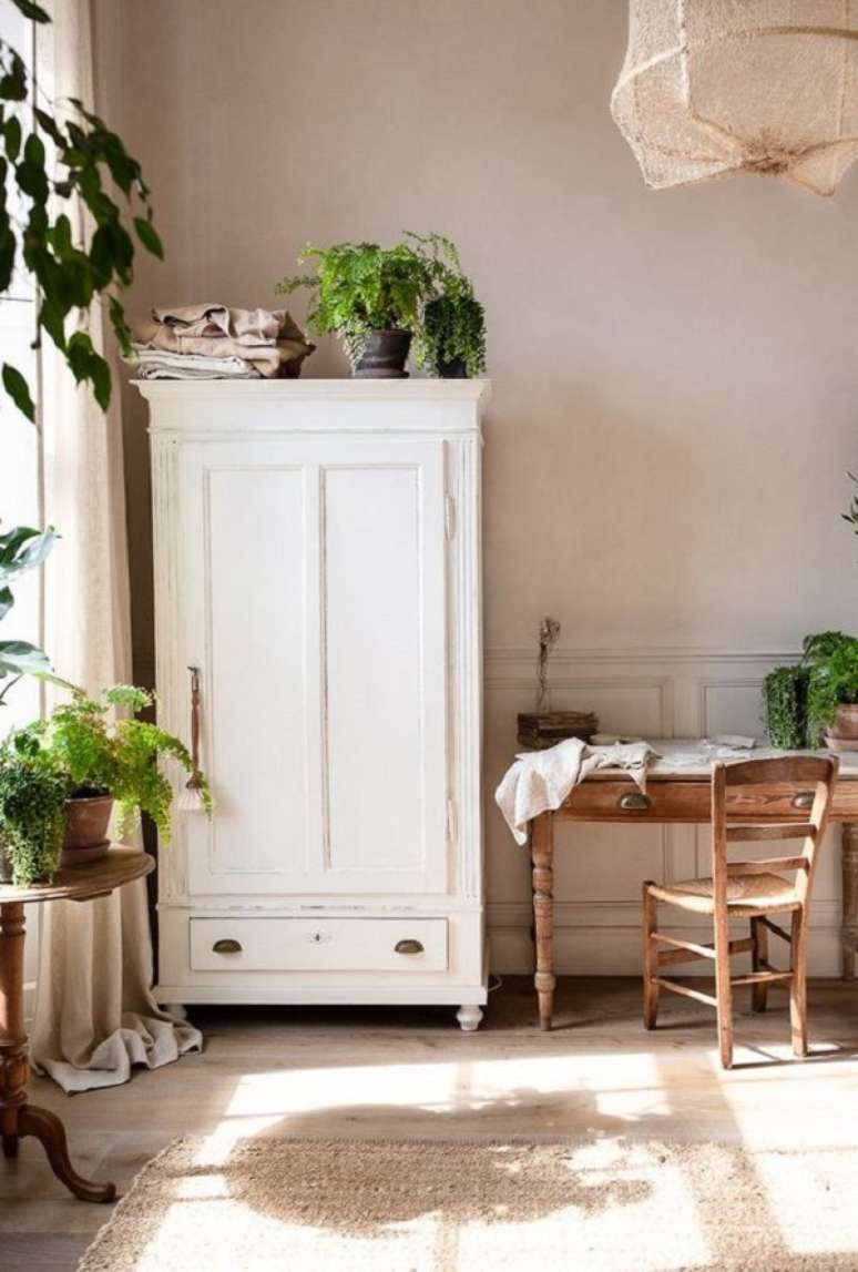 26. Guarda roupa proven&ccedil;al branco no quarto de casal moderno -Foto Elle i Home