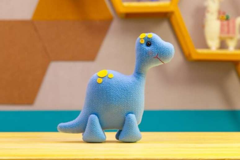 26. Crie dinossauros coloridos e alegre a decora&ccedil;&atilde;o do ambiente. Fonte: Escola de Feltro